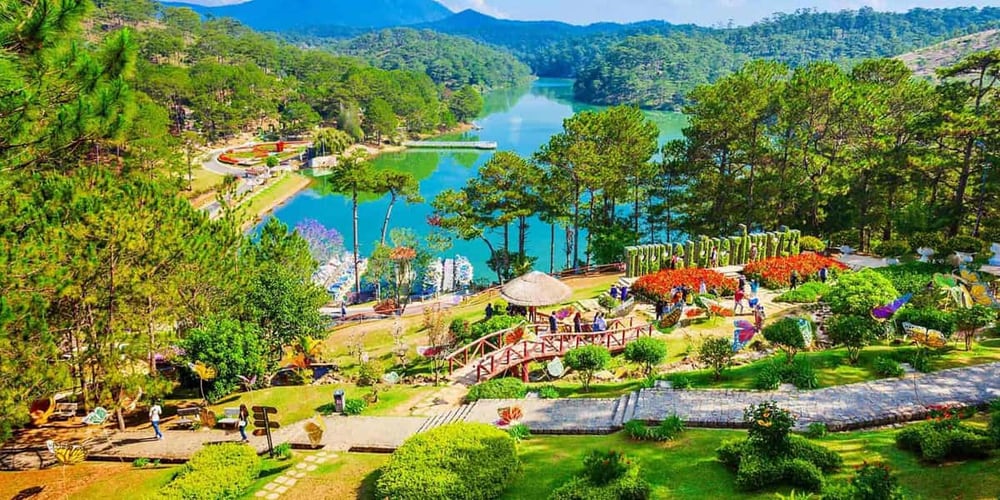 Thung lũng Tình Yêu là một trong những địa điểm lãng mạn nhất Đà Lạt với rừng thông xanh mát và hồ nước trong veo 